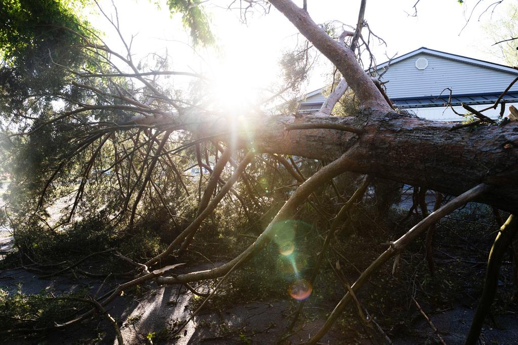 Storms accompanied by deep, booming thunder, lightning displays and powerful winds swept through parts of Wisconsin, Illinois, northern Indiana and Michigan overnight 