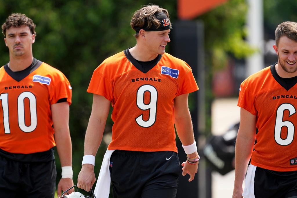From left, Cincinnati Bengals' Payton Thorne (10), Joe Burrow (9) and Jake Browning (6) 