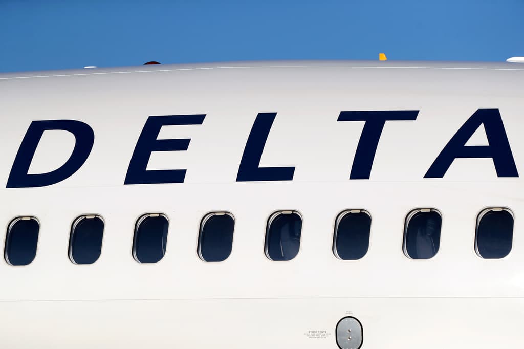Pilot Felt “Big Bang” - Firework Hits Delta Plane Landing In Chicago