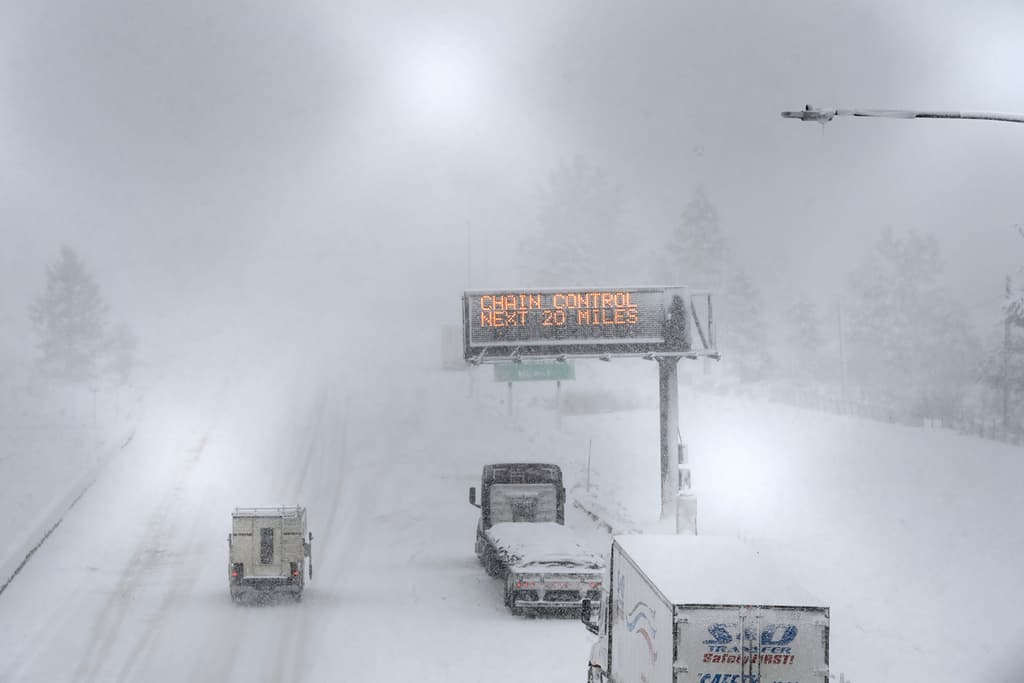 100 Miles Of Interstate 80 Closed As Blizzard Conditions Hit The Sierra Nevada Winds 70115 mph