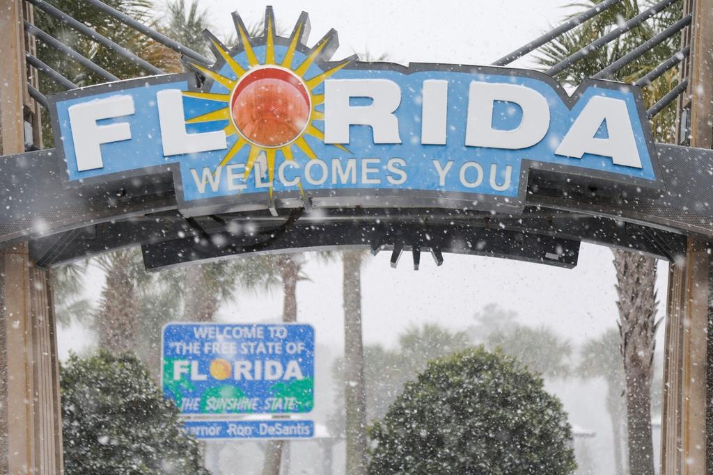 Heavy snow falls onto the Florida Welcome Center in Pensacola, Fla. 