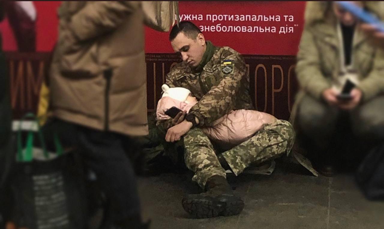 Dad and daughter in Kyiv subway during the Russian massive rocket attack 